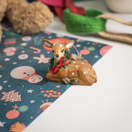 8cm Lying Deer with Wreath