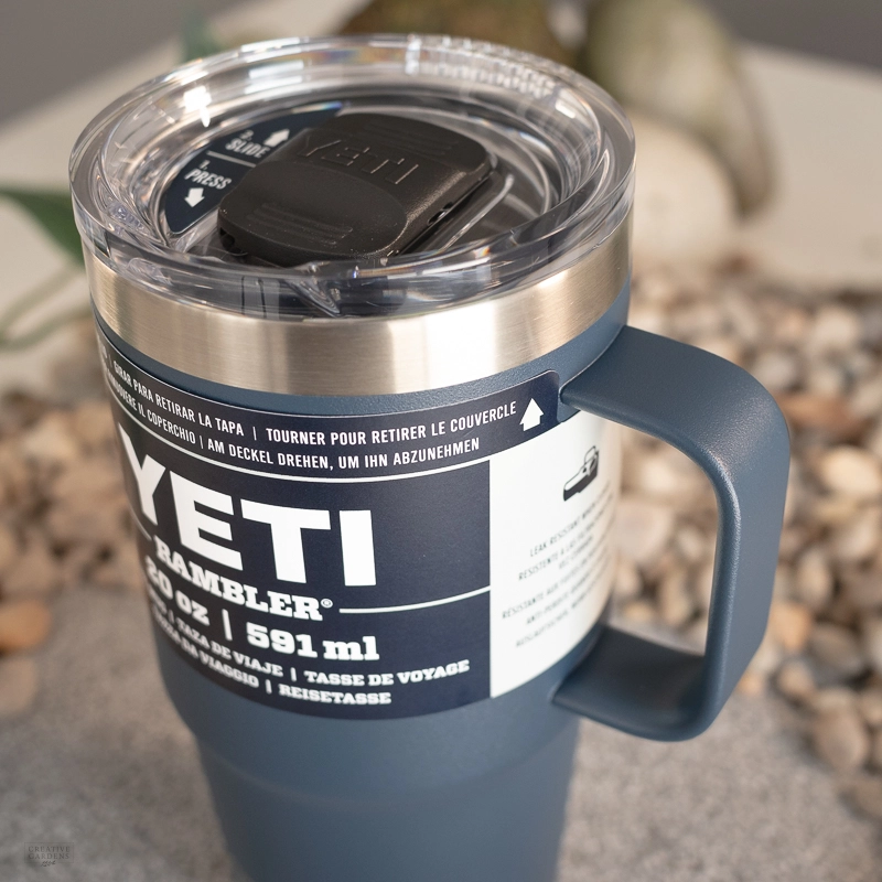 YETI Rambler 20 oz Travel Mug, Stainless Steel, Vacuum Insulated with  Stronghold Lid, Navy